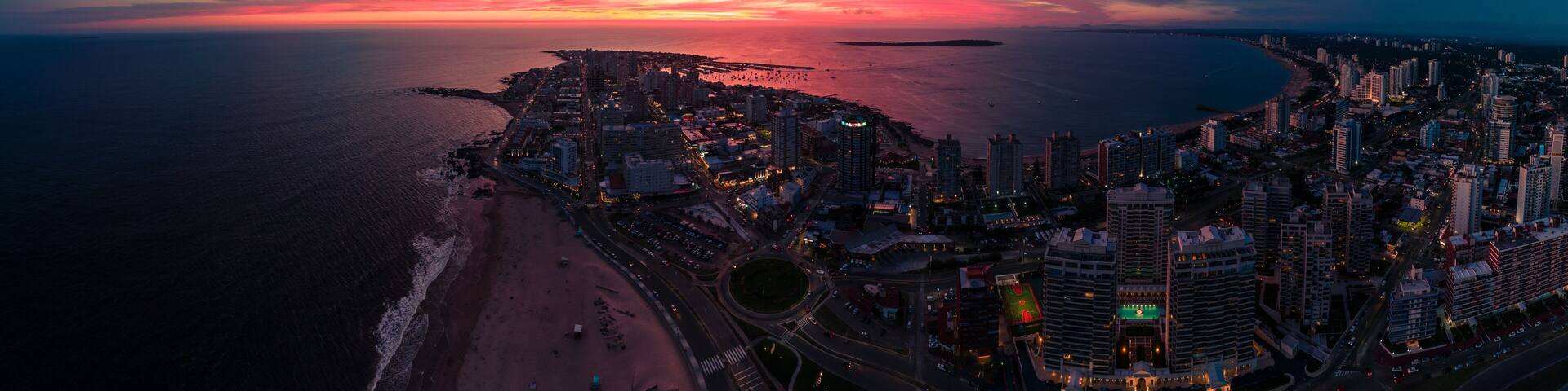 Vista panorámica de Punta del Este y atardecer