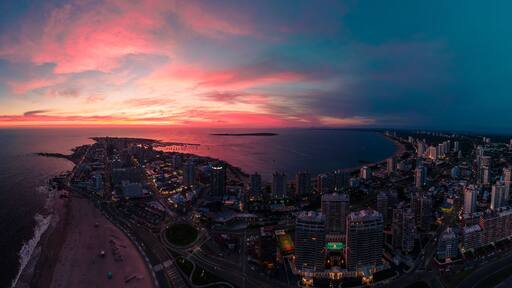 Vista panorámica de Punta del Este y atardecer