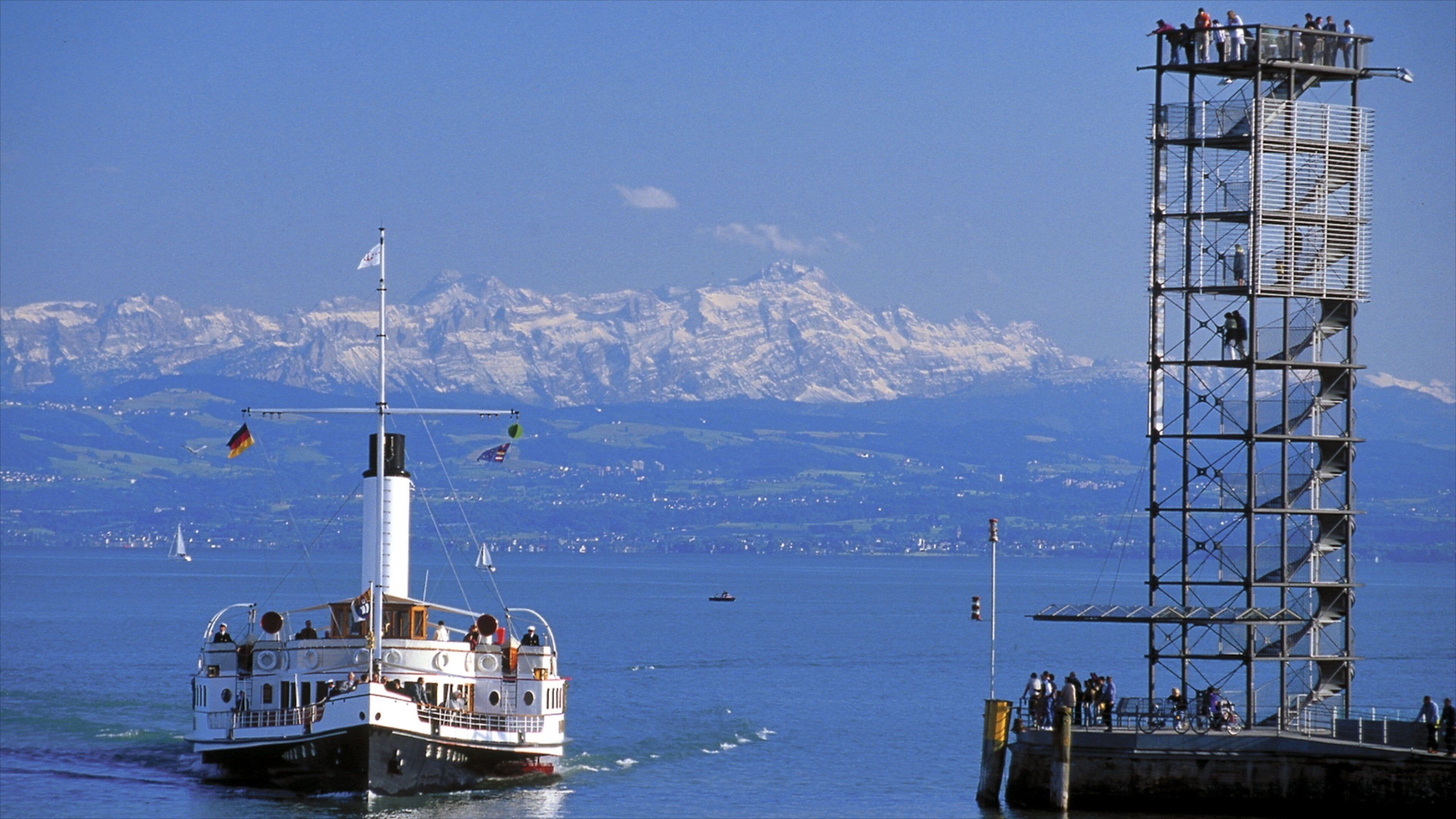 Friedrichshafen qui includes ferry, lac ou étang et silhouettes urbaines