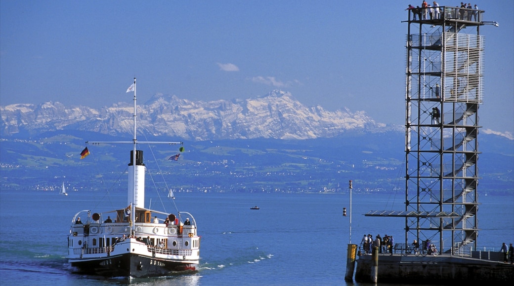 Friedrichshafen qui includes ferry, lac ou étang et silhouettes urbaines