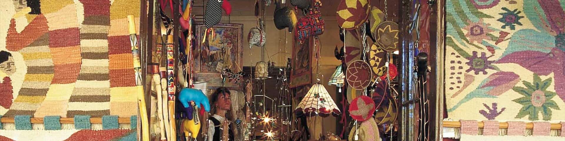 Pilgrims Rest showing interior views, art and markets