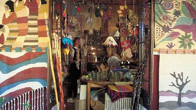 Pilgrims Rest showing interior views, art and markets