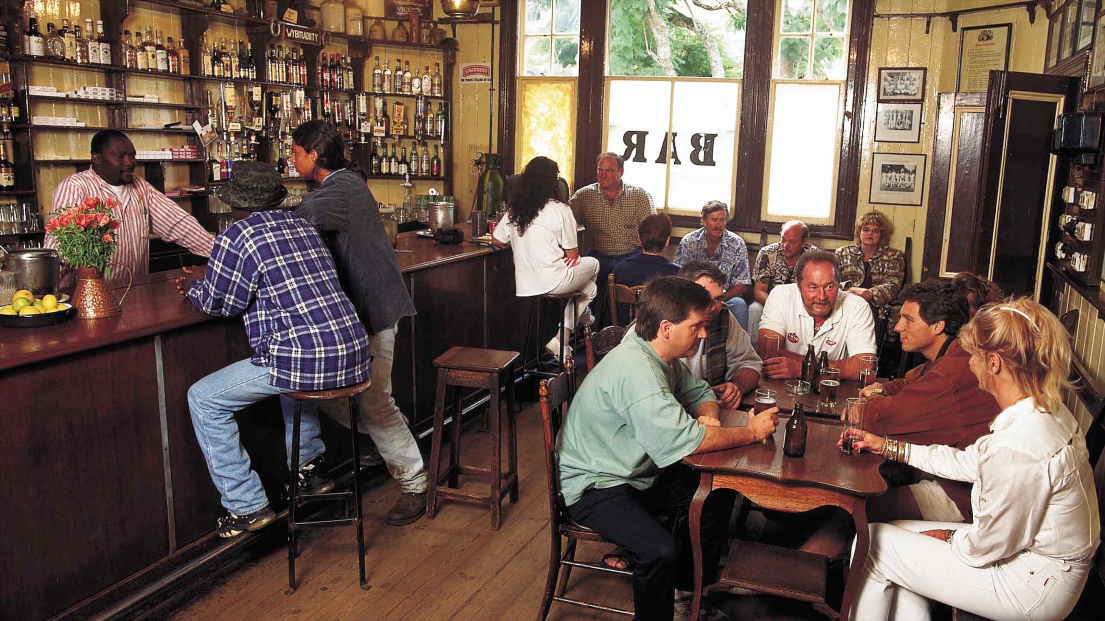 Pilgrims Rest som inkluderer innendørs og bar i tillegg til en stor gruppe med mennesker