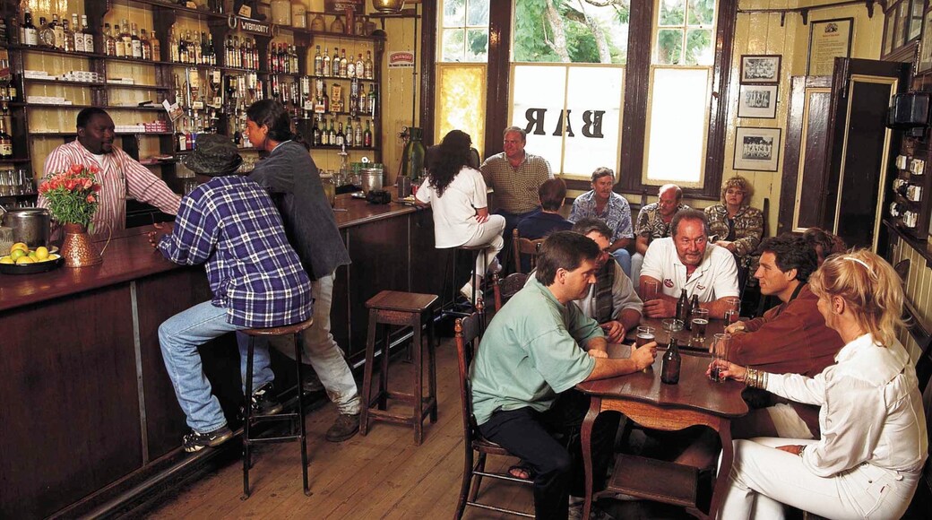Pilgrims Rest som inkluderer innendørs og bar i tillegg til en stor gruppe med mennesker