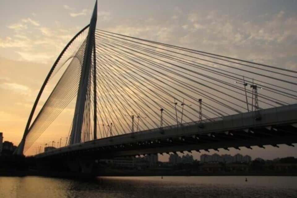 Uma ponte atirantada ao pôr do sol.