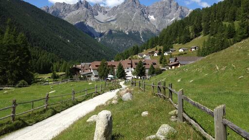 Deutsch: S-charl, im Hintergrund Piz Pisoc (rechts), Piz Mingèr (links) und Piz dals Vadès (Mitte)
