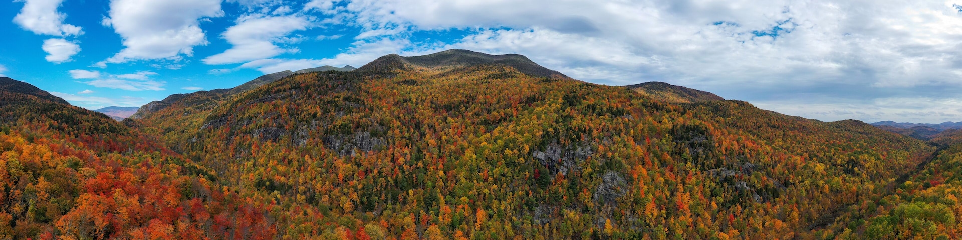 Un paisaje montañoso con follaje otoñal.