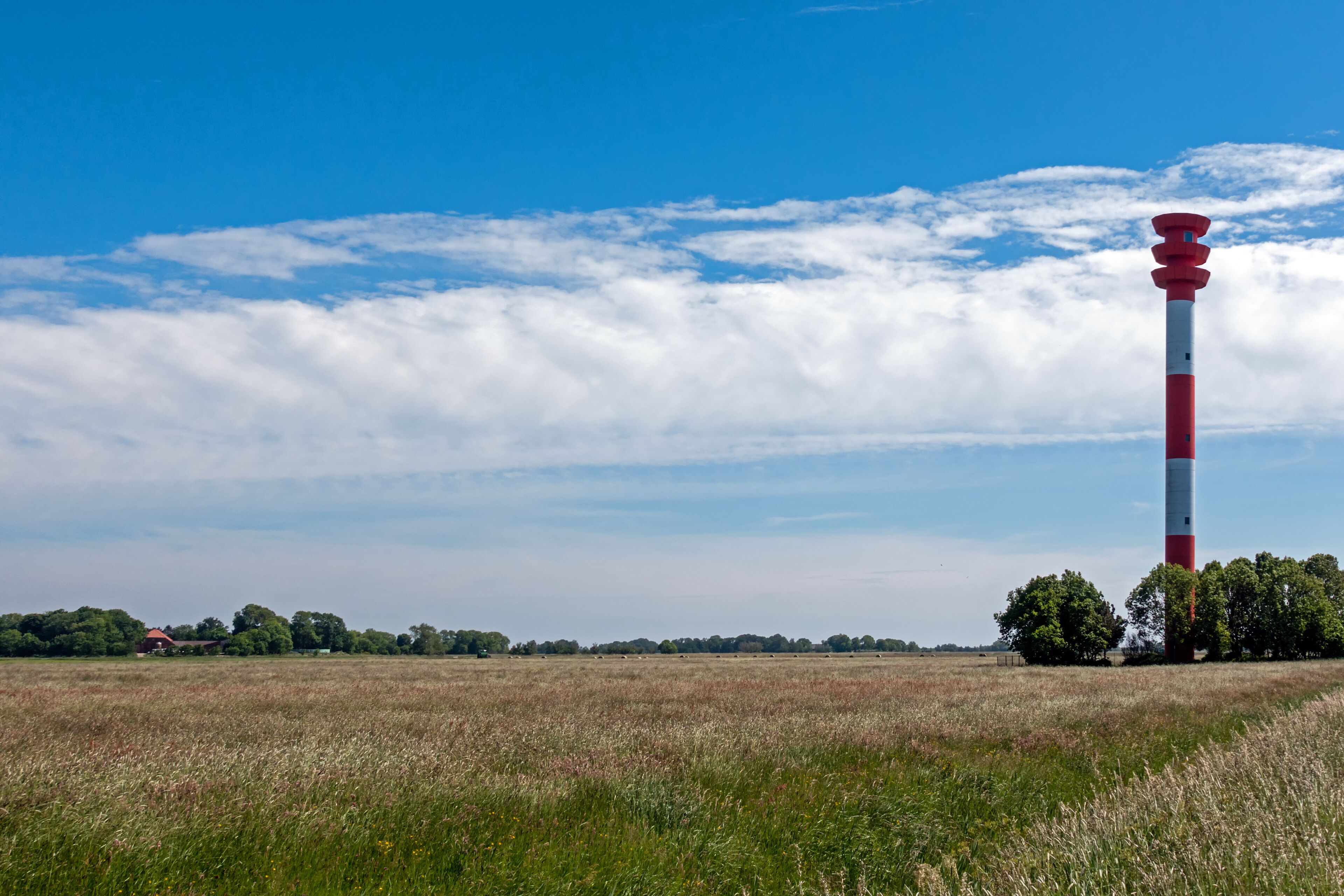 Leuchtturm Oberfeuer in Tossens an der niedersächsischen Nordseeküste, Deutschland