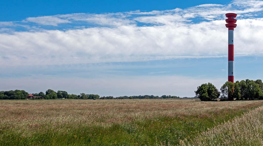 Leuchtturm Oberfeuer in Tossens an der niedersächsischen Nordseeküste, Deutschland