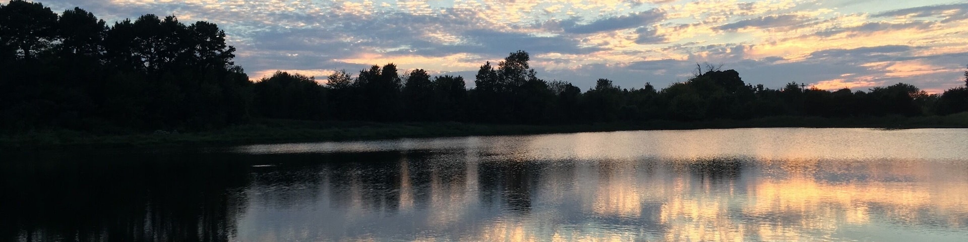 Another shot of lake Louemma. Such a beautiful sight! I couldn't let it pass. This place is a little local "pond" used mainly for finishing.