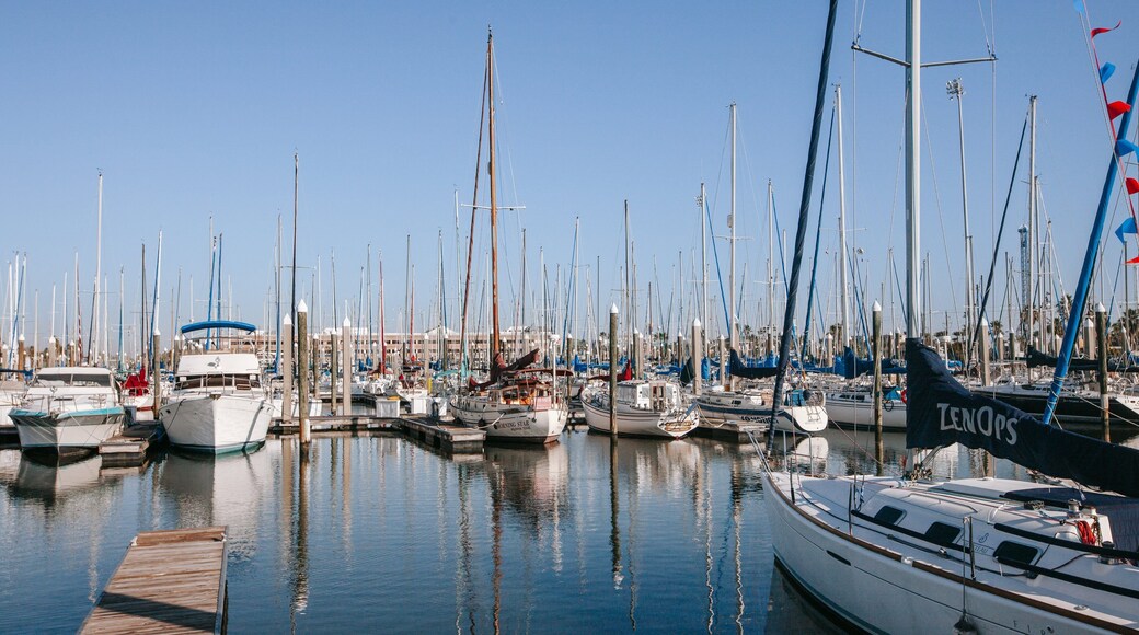 Kemah showing a bay or harbor