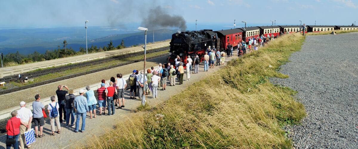 Ein Dampfzug der Brockenbahn bei der Einfahrt in den Bahnhof Brocken. Der Bahnhof Brocken ist der Kopfbahnhof am Gipfel des Brocken im Harz in Sachsen-Anhalt. Er ist der Endpunkt der von den Harzer Schmalspurbahnen betriebenen Brockenbahn. Brocken station is the terminus on the summit of the Brocken, the highest mountain in the Harz in central Germany. It lies in the state of Saxony-Anhalt and is the end point of the Brocken Railway operated by the Harz Narrow Gauge Railways.