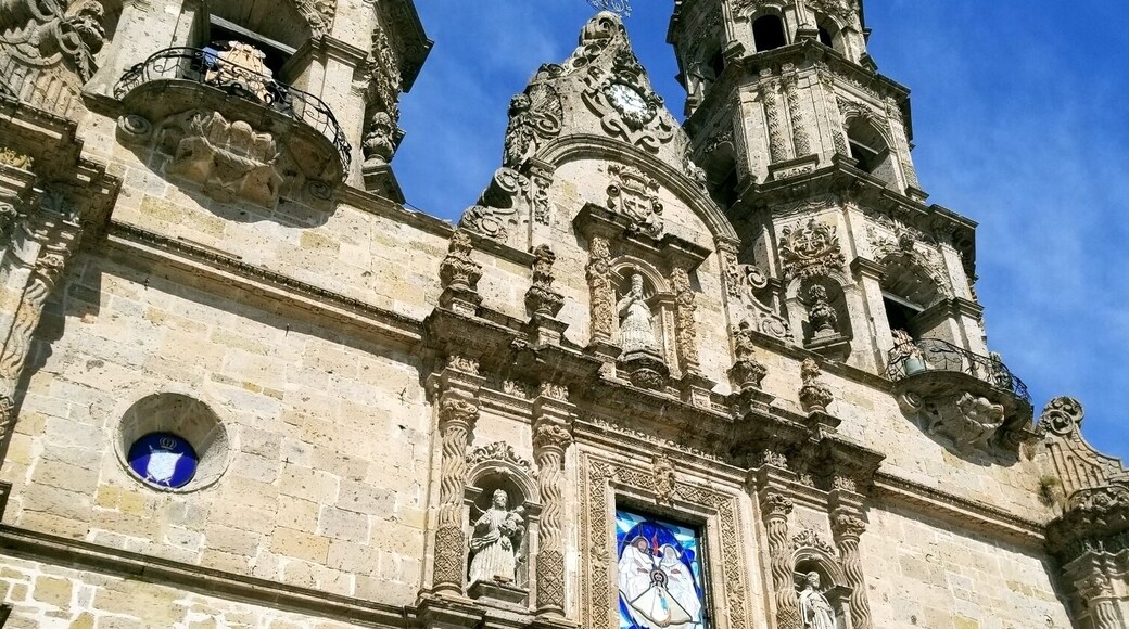 The inside of this basilica was amazing! Outside you can find a lot of street vendors, and a mercado nearby #lifeatexpedia