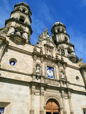 The inside of this basilica was amazing! Outside you can find a lot of street vendors, and a mercado nearby #lifeatexpedia