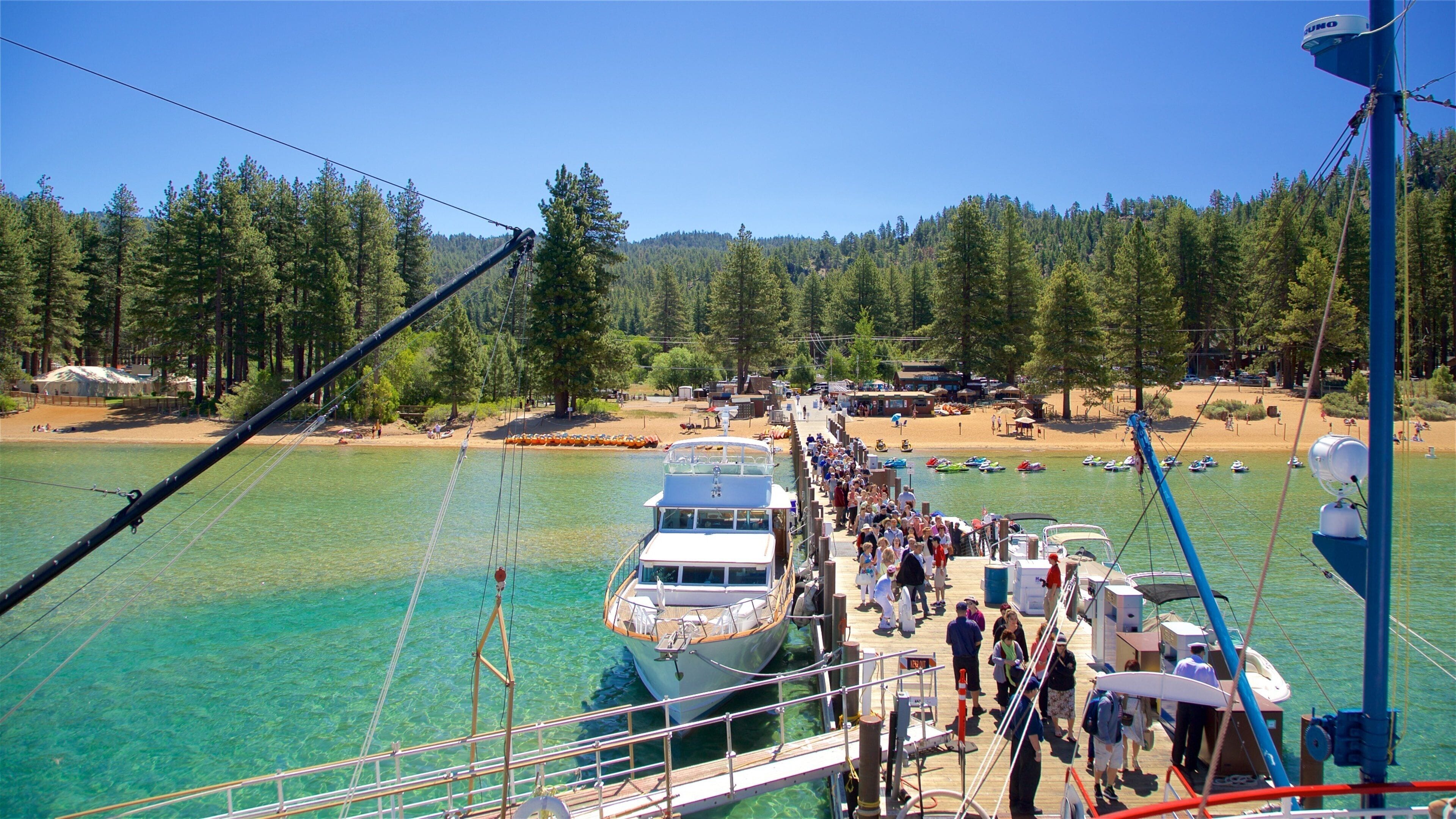 Zephyr Cove som inkluderer kyst, rolig landskap og bukt eller havn