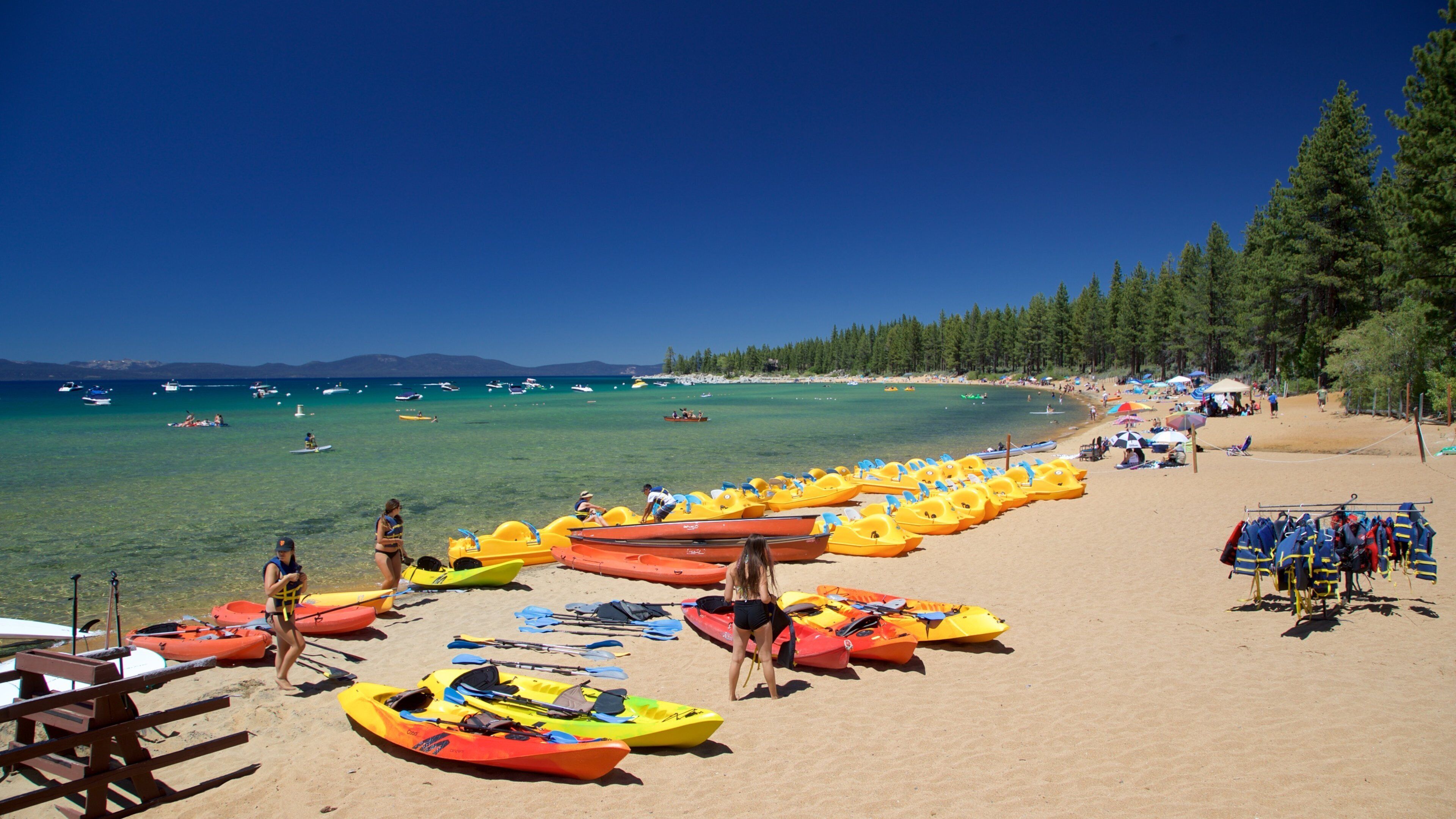 Zephyr Cove presenterar en strand och kustutsikter