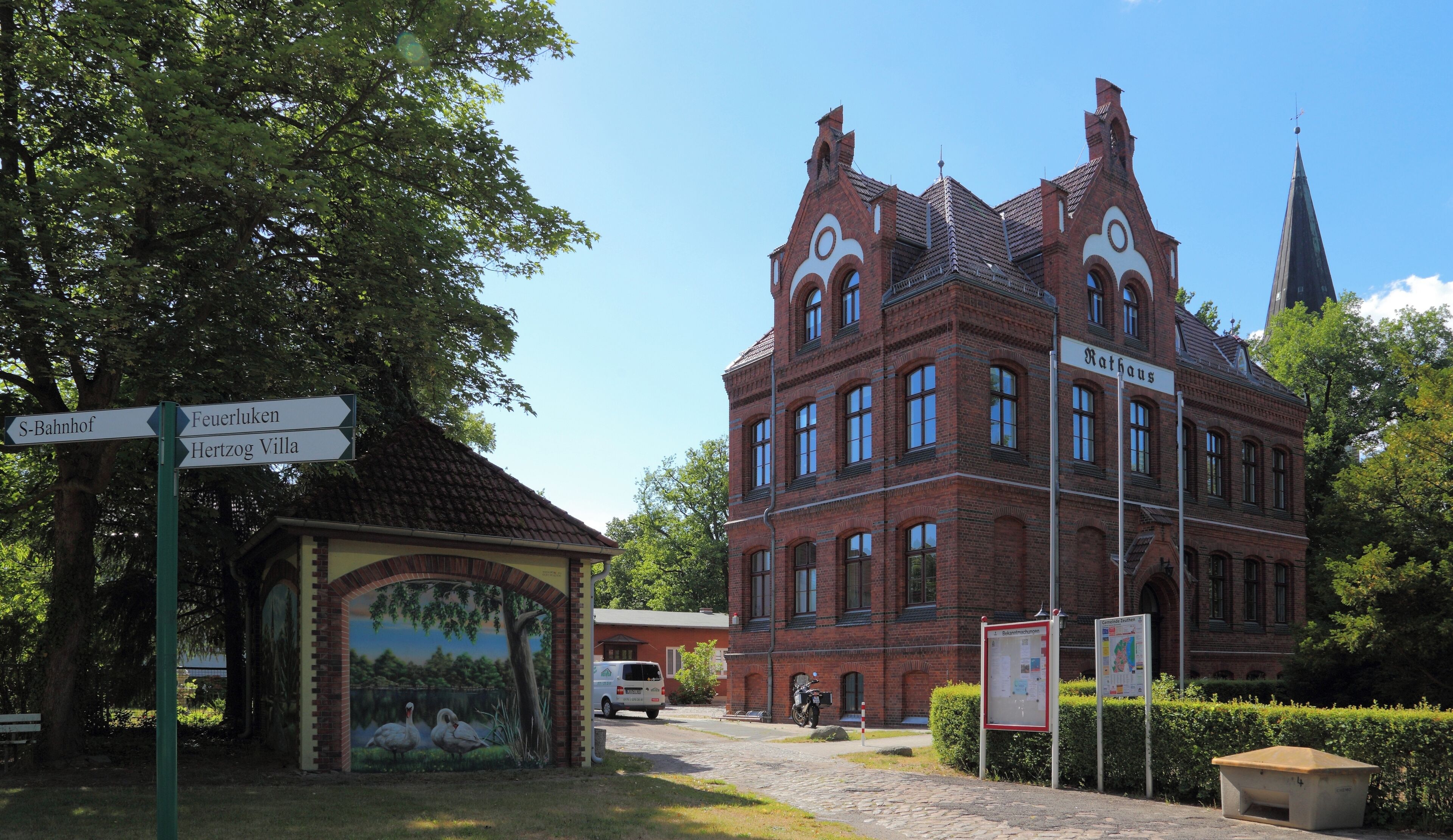 Das Rathaus von Zeuthen, Landkreis Dahme-Spreewald, Brandenburg, Deutschland.