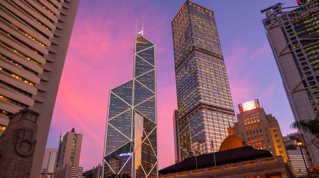 Central showing a skyscraper, a city and a sunset