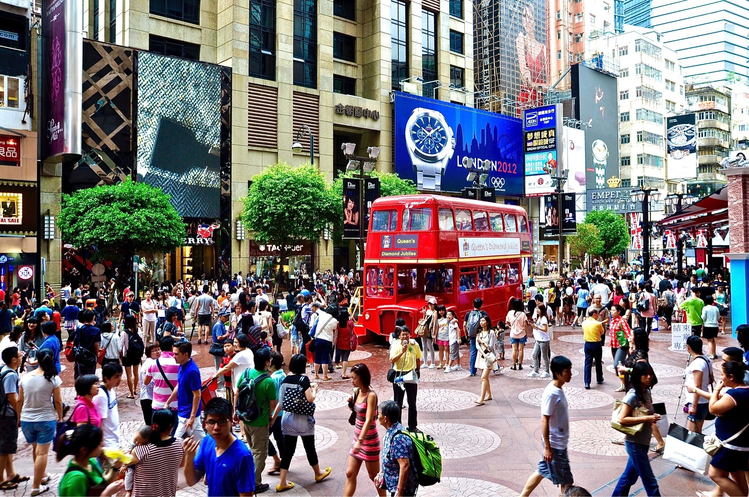 Times Square- one of the hottest tourist spots in Hong Kong.
#Asia #HongKong #bus #TimesSquare #CausewayBay #cityscape #red