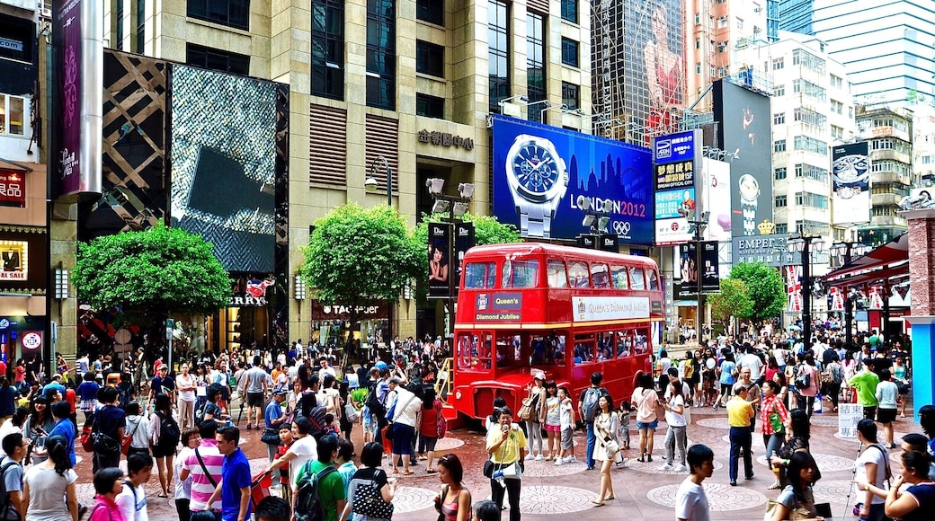 Times Square- one of the hottest tourist spots in Hong Kong.
#Asia #HongKong #bus #TimesSquare #CausewayBay #cityscape #red