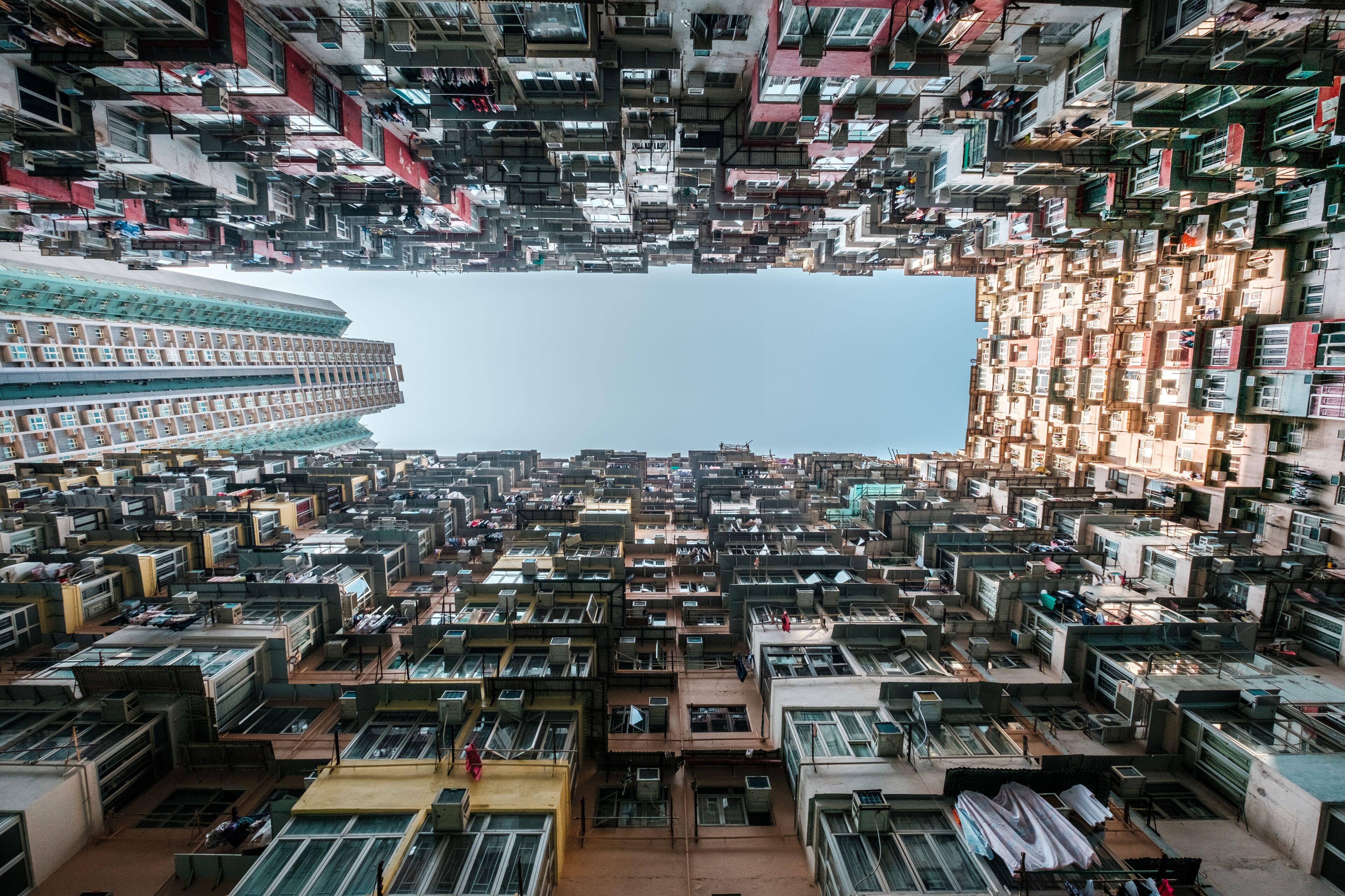 Uma área urbana densa, com muitos edifícios altos e ruas estreitas.