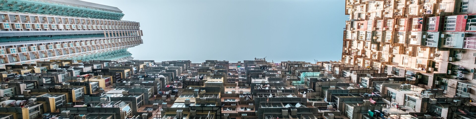 Uma área urbana densa, com muitos edifícios altos e ruas estreitas.