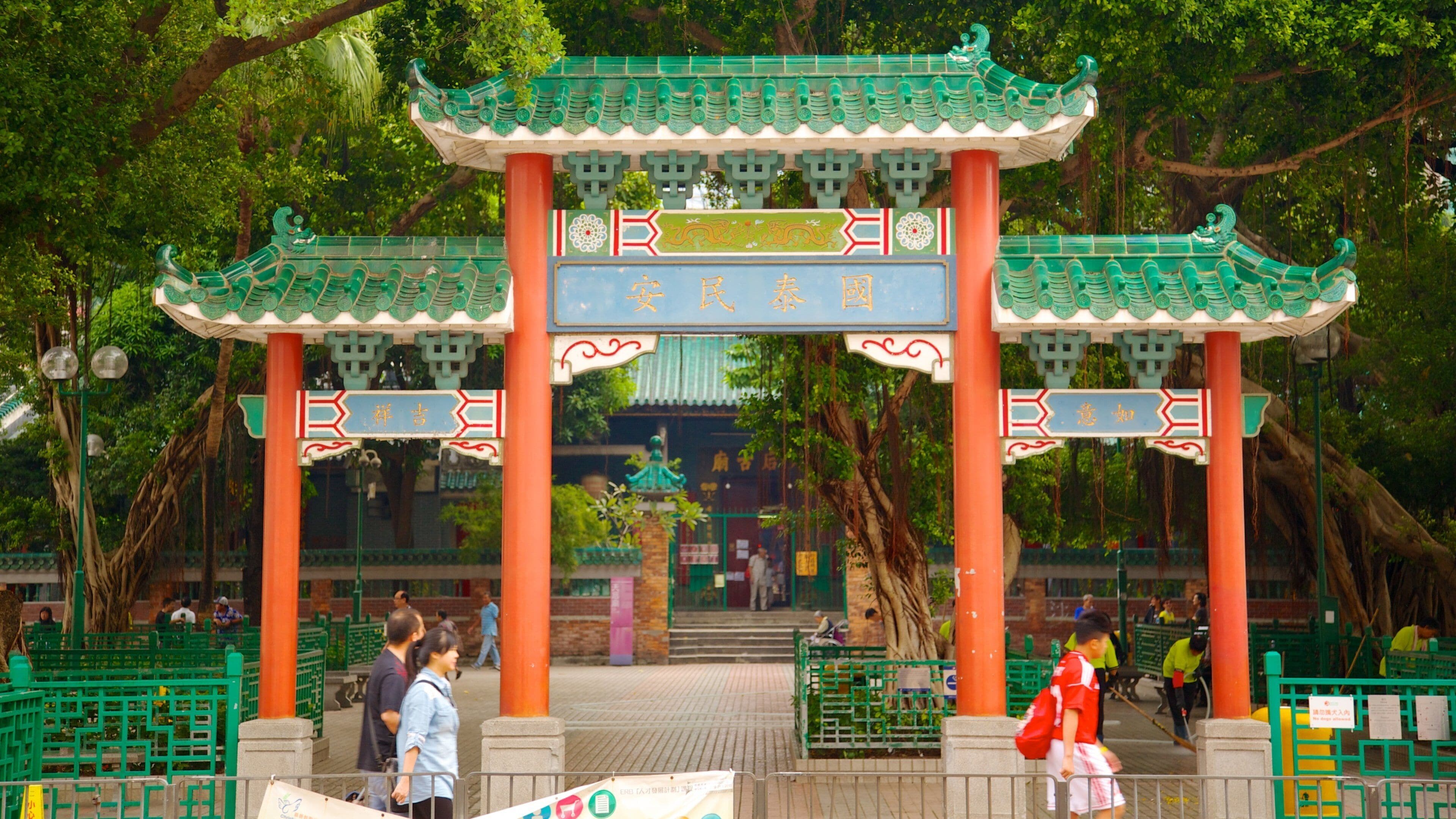 Tsim Sha Tsui showing a temple or place of worship