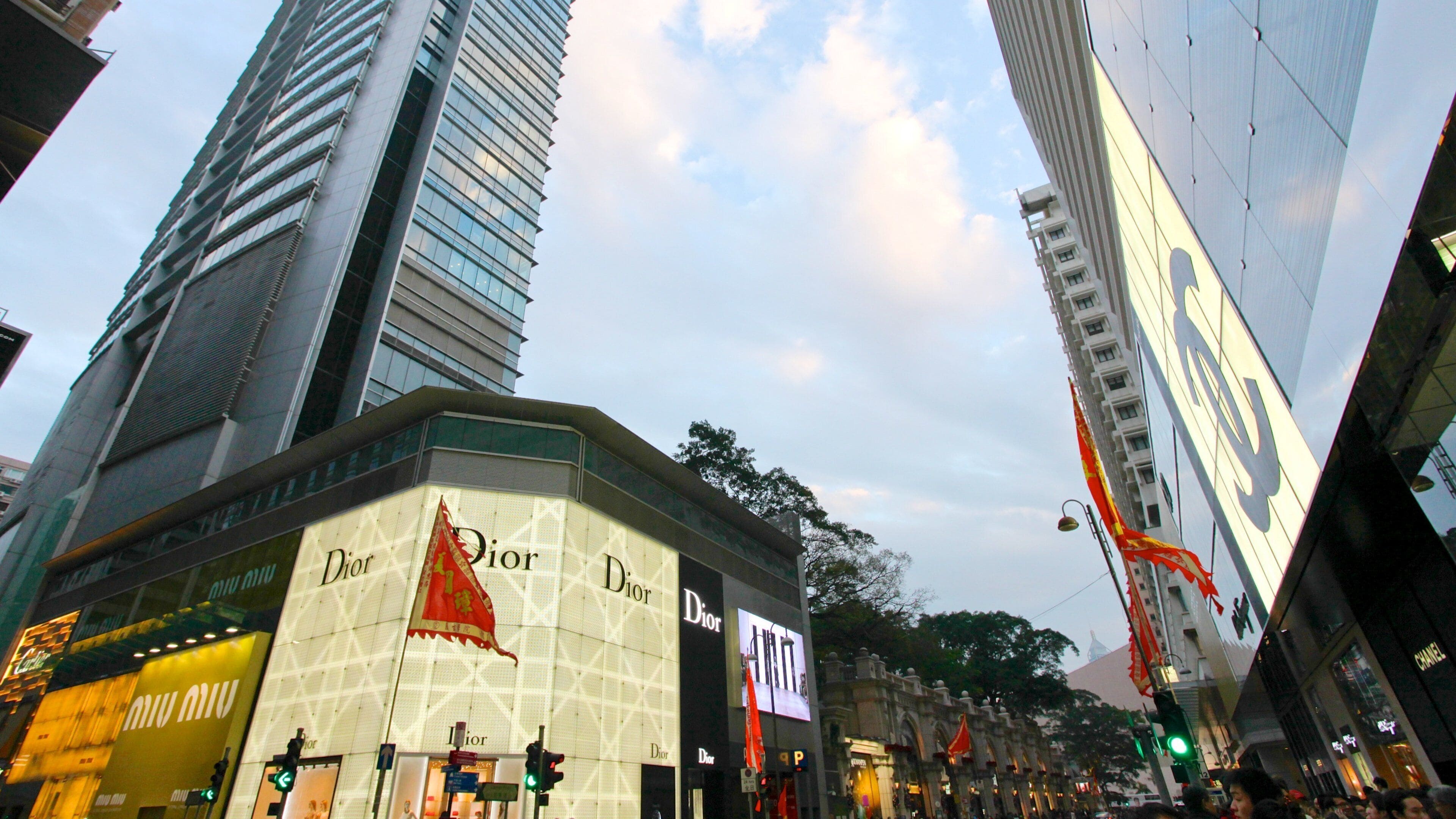 Tsim Sha Tsui som omfatter en by, skiltning og en høj bygning