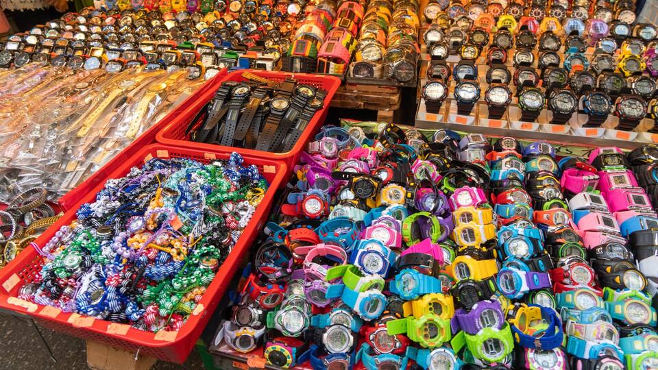 Sham Shui Po which includes markets