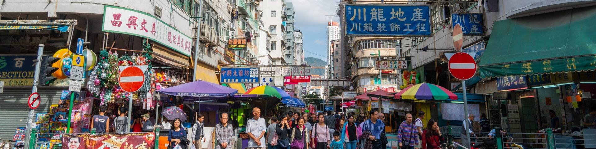 Sham Shui Po showing a city and street scenes