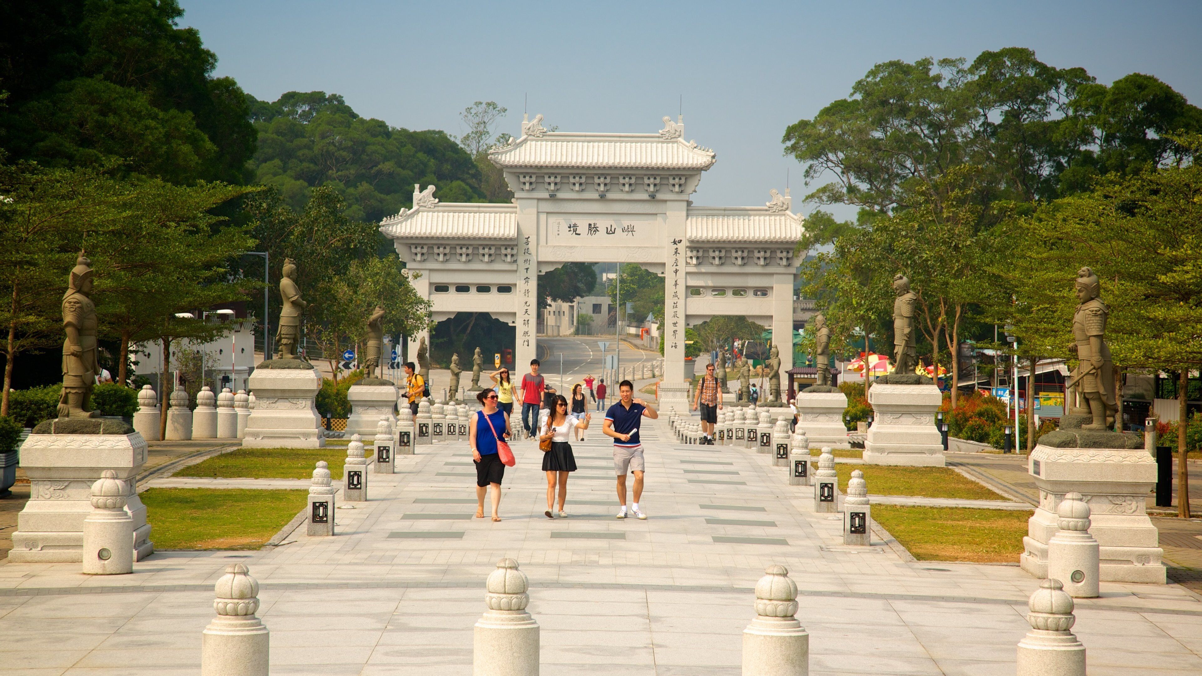 Den store Buddha-statuen som inkluderer tempel eller hellig sted og torg eller plass