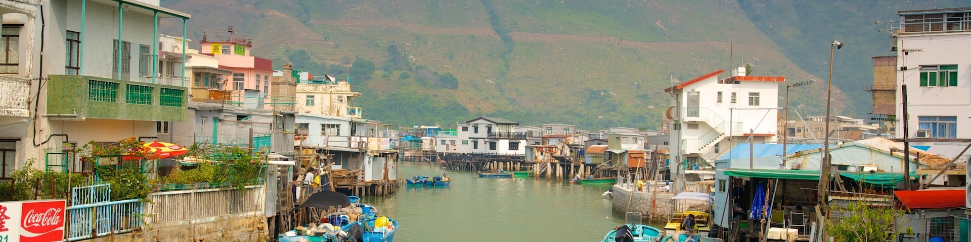 Tai O que incluye embarcaciones, montañas y un río o arroyo