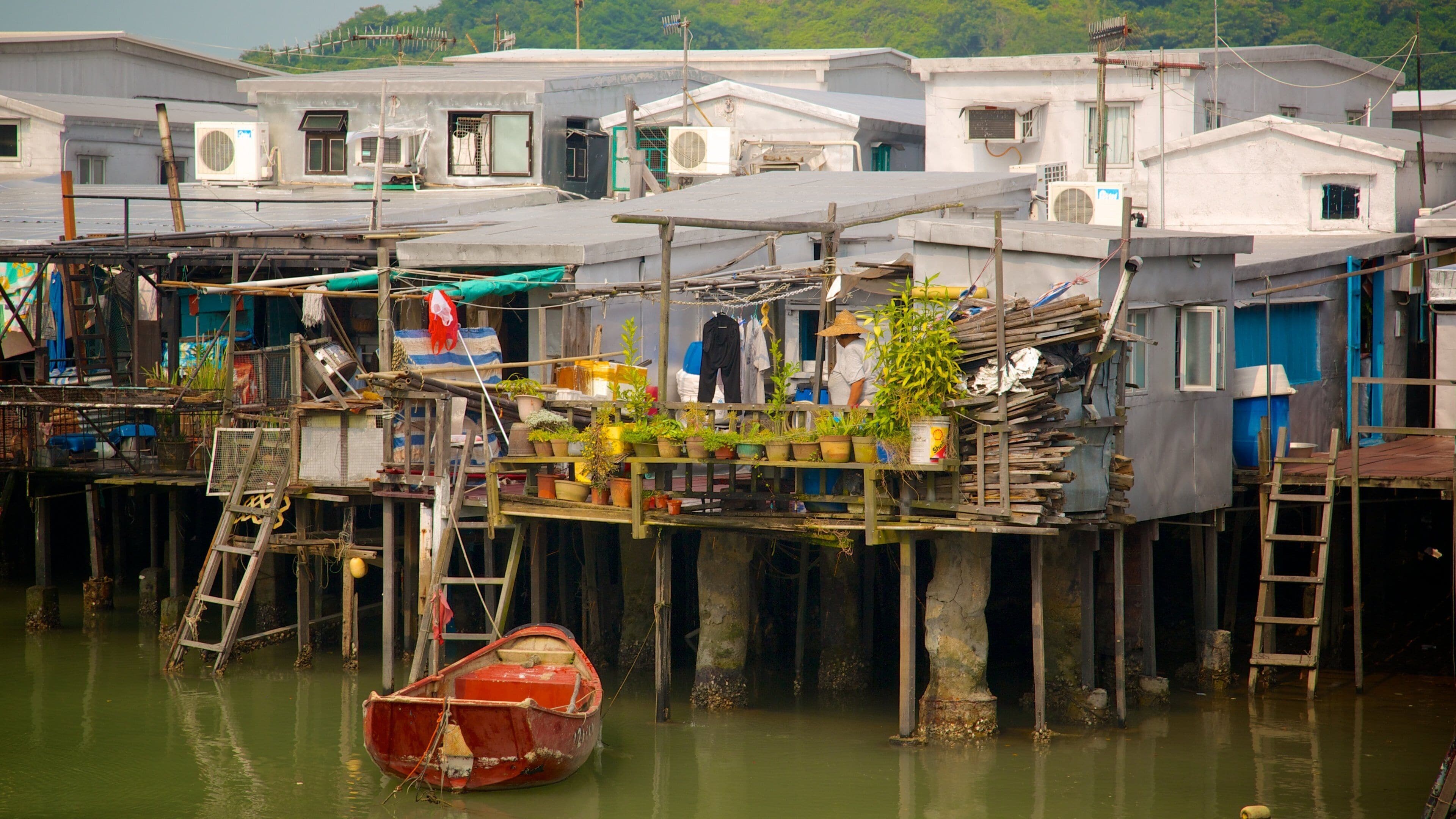 Tai O Village inclusief een rivier of beek, een huis en een klein stadje of dorpje