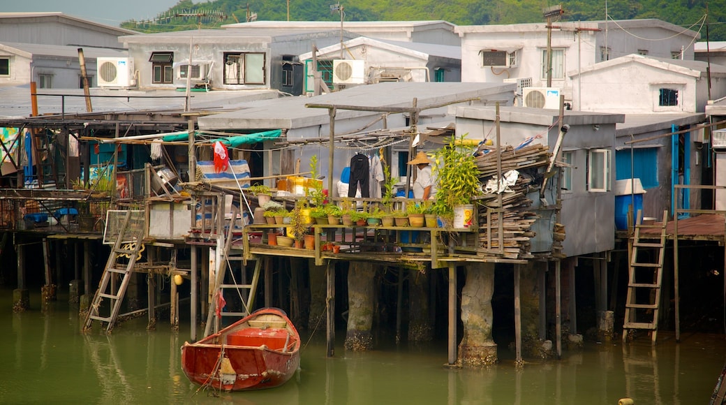 Tai O Village inclusief een rivier of beek, een huis en een klein stadje of dorpje