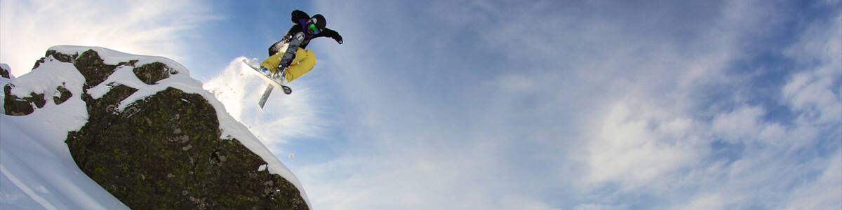 Falls Creek montrant neige et ski aussi bien que homme