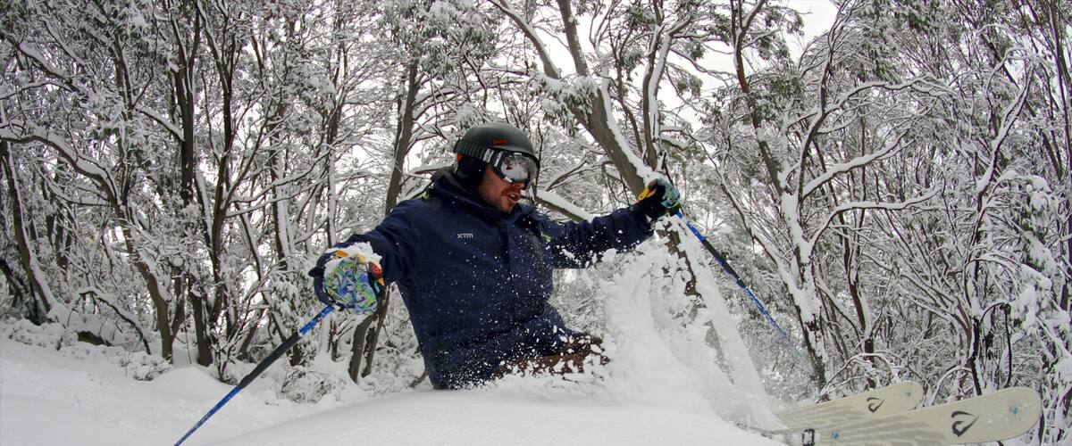 Falls Creek som omfatter skiløb og sne såvel som en mand