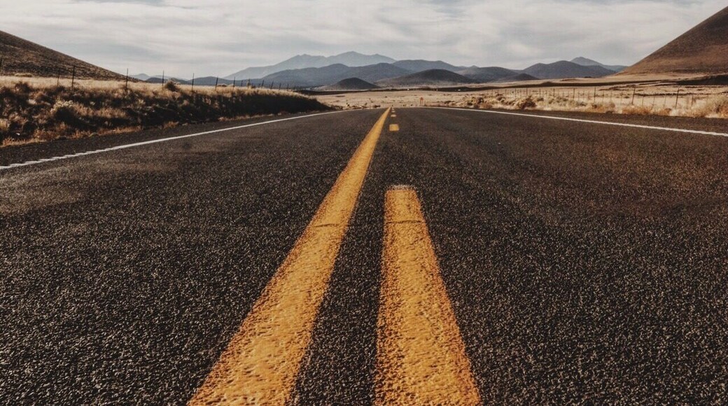 Out on the road leaving the Navajo Nation and heading towards Flagstaff, AZ. Look at those peaks 😍