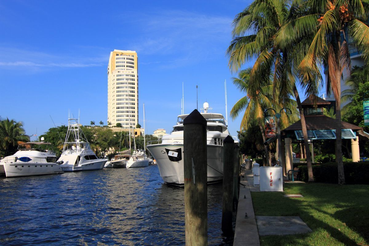 The building in the center is the New River Yacht Club Residences. It sits on the south side of the New River in Fort Lauderdale.

#FortLauderdale #Florida #SouthFlorida