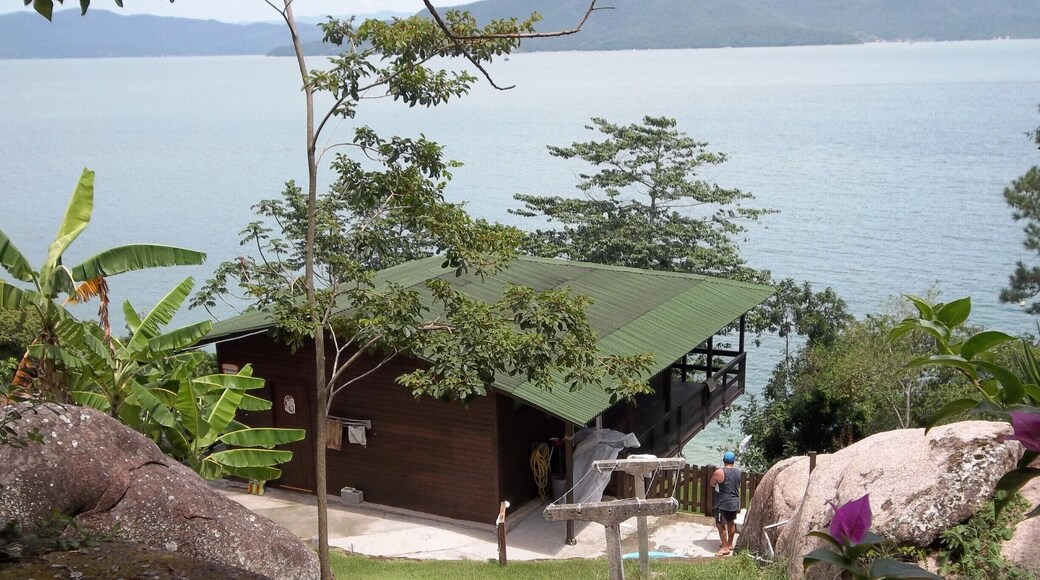 Strolling by a morro, from praia Daniela to praia do Forte, we marvel with this cottage with a privileged view!