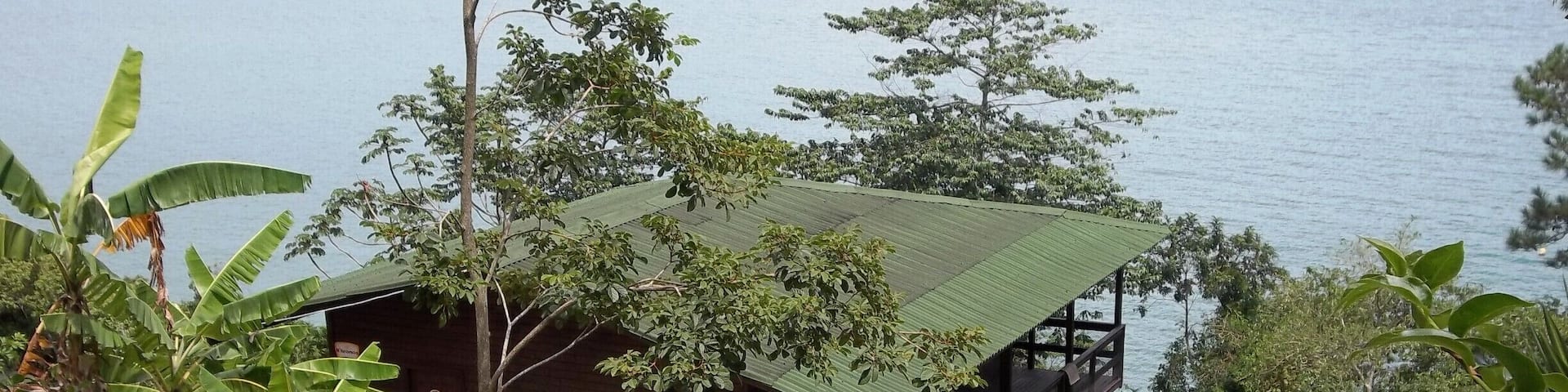 Strolling by a morro, from praia Daniela to praia do Forte, we marvel with this cottage with a privileged view!