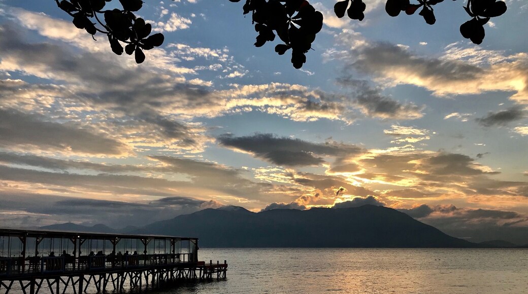 A natureza sempre dá espetáculo ao pôr do sol no Ribeirão da Ilha. Depois da contemplação nada melhor do que jantar em um dos muitos restaurantes de frutos do mar que existem por perto.
#sunset #ribeiraodailha #florianopolis #santacatarina #brasil #TroveonTuesday