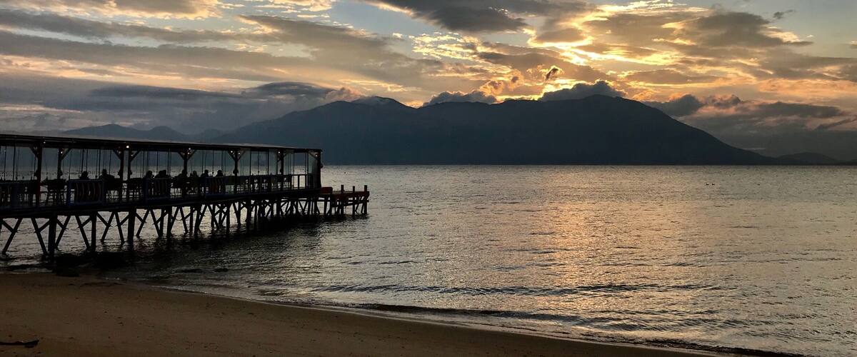 A natureza sempre dá espetáculo ao pôr do sol no Ribeirão da Ilha. Depois da contemplação nada melhor do que jantar em um dos muitos restaurantes de frutos do mar que existem por perto.
#sunset #ribeiraodailha #florianopolis #santacatarina #brasil #TroveonTuesday