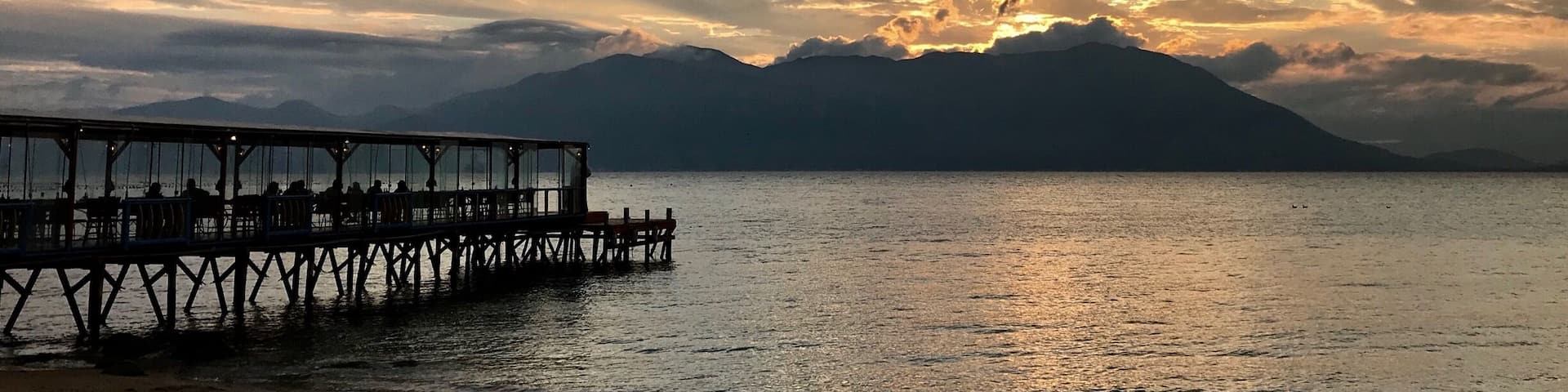 A natureza sempre dá espetáculo ao pôr do sol no Ribeirão da Ilha. Depois da contemplação nada melhor do que jantar em um dos muitos restaurantes de frutos do mar que existem por perto.
#sunset #ribeiraodailha #florianopolis #santacatarina #brasil #TroveonTuesday