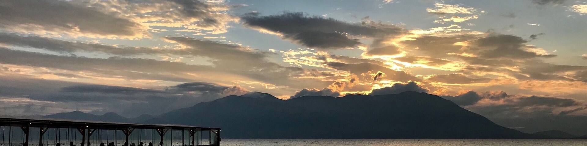 A natureza sempre dá espetáculo ao pôr do sol no Ribeirão da Ilha. Depois da contemplação nada melhor do que jantar em um dos muitos restaurantes de frutos do mar que existem por perto.
#sunset #ribeiraodailha #florianopolis #santacatarina #brasil #TroveonTuesday