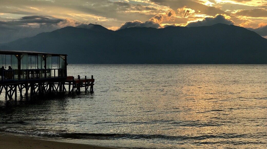 A natureza sempre dá espetáculo ao pôr do sol no Ribeirão da Ilha. Depois da contemplação nada melhor do que jantar em um dos muitos restaurantes de frutos do mar que existem por perto.
#sunset #pordosol #florianopolis #santacatarina #beachtips #beaches #GreatOutdoors