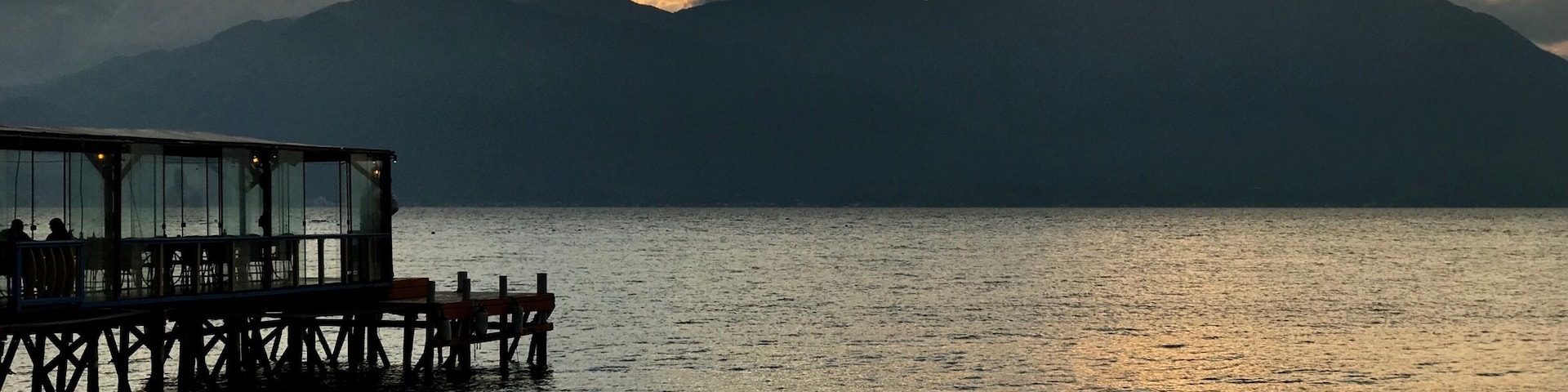 A natureza sempre dá espetáculo ao pôr do sol no Ribeirão da Ilha. Depois da contemplação nada melhor do que jantar em um dos muitos restaurantes de frutos do mar que existem por perto.
#sunset #pordosol #florianopolis #santacatarina #beachtips #beaches #GreatOutdoors