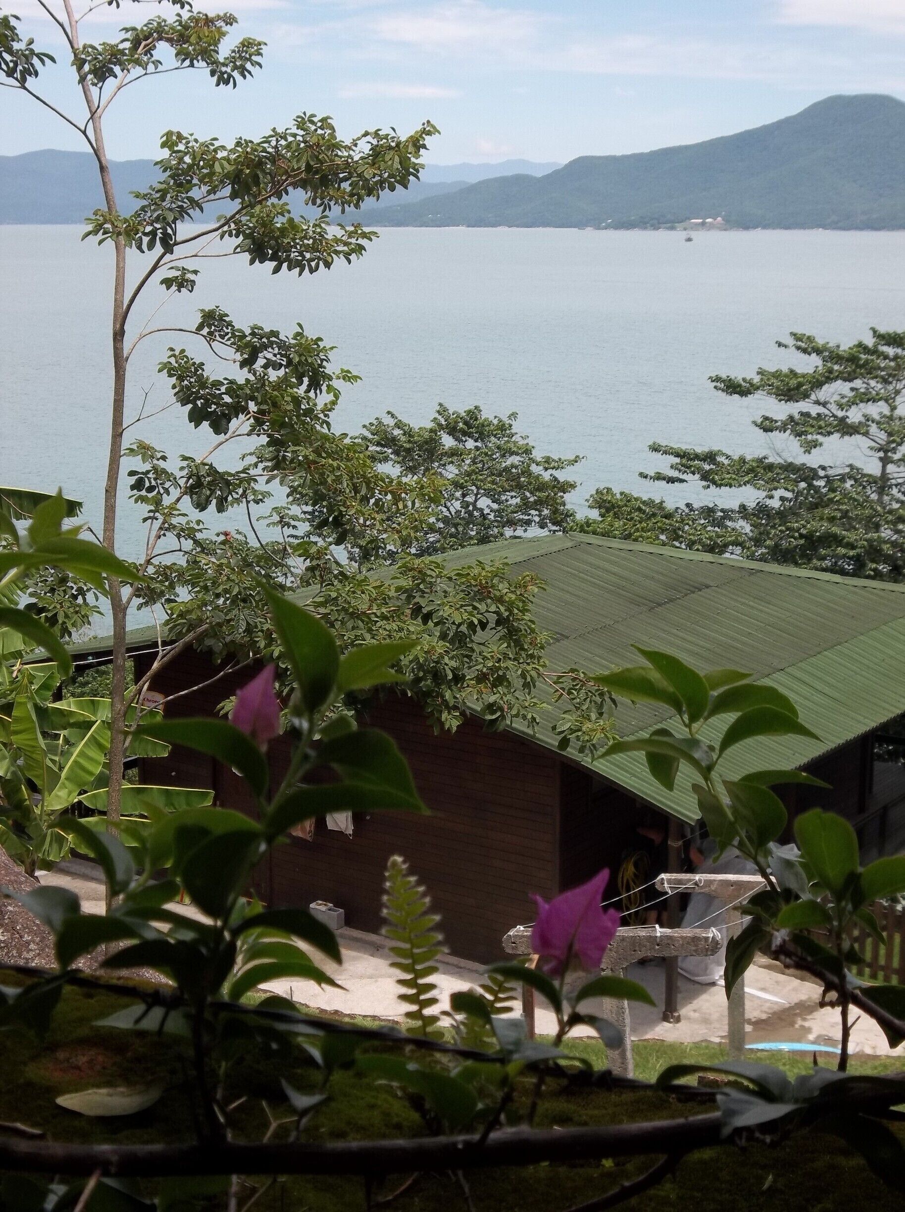 foto tomada desde el morro q separa a praia daniela de forte.