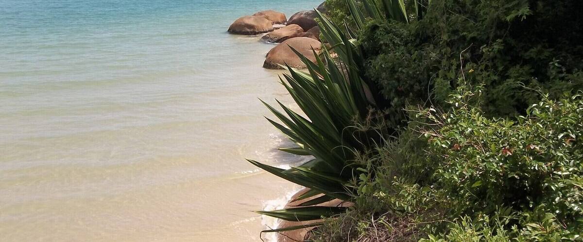 #beach . hermosa playa con aguas bien transparente. En cercanías atravesando un morro se arriba a playa forte.