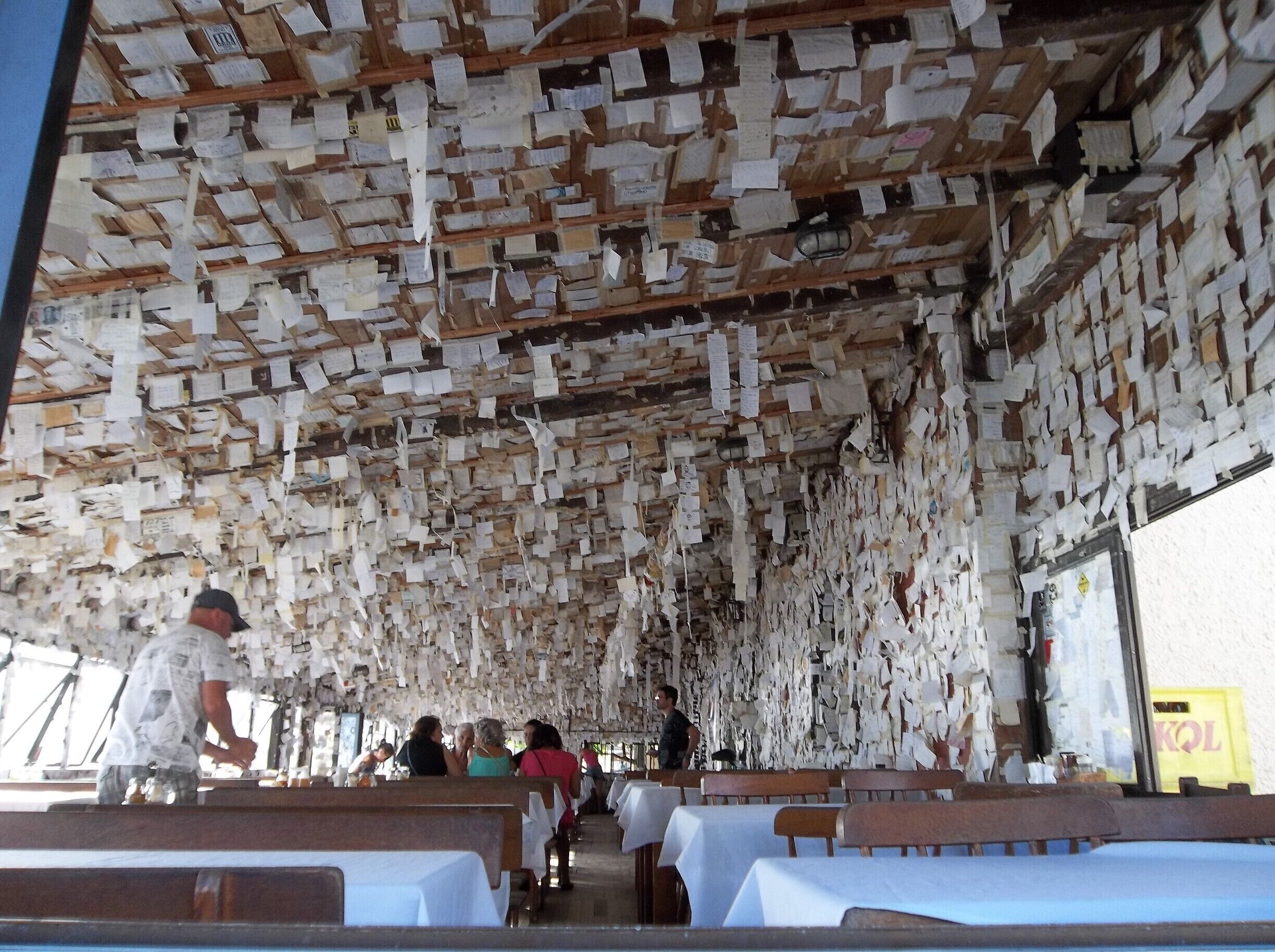 #beach.  bar del pueblo pesquero donde la gente que visita deja notas x diversos lugares.