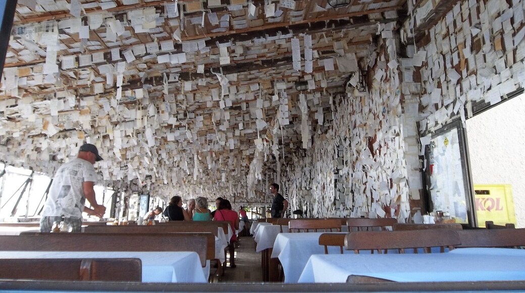 #beach. bar del pueblo pesquero donde la gente que visita deja notas x diversos lugares.